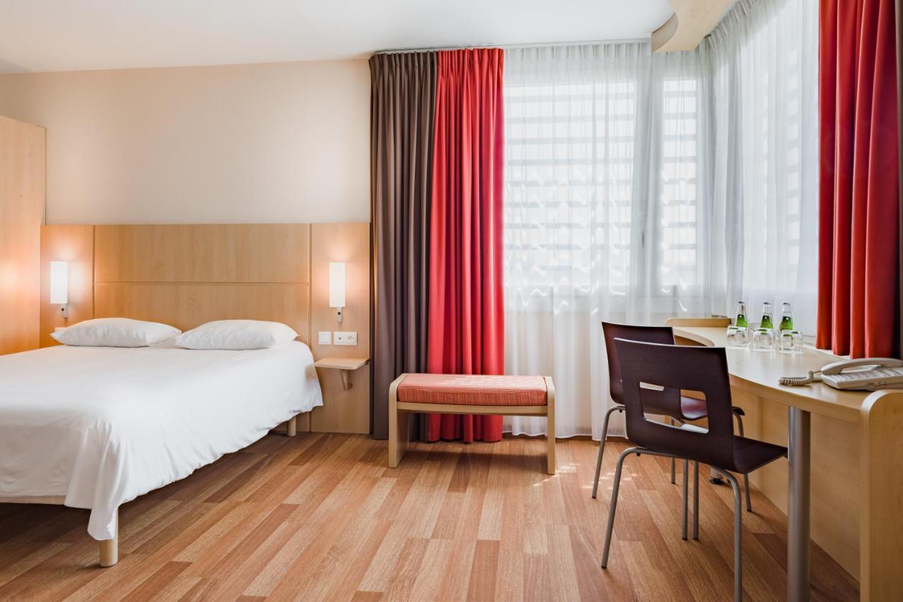 Ibis West Station 3*