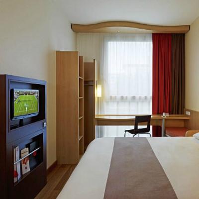 Ibis West Station Hotell 3*